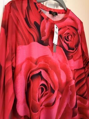AFRM, NWT, 1X, 100% polyester, mesh t-shirt, red & pink rose pattern.